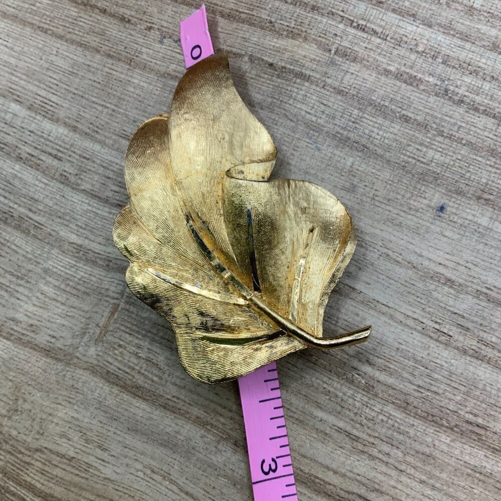 BSK Vintage Brushed Textured Gold Tone Leaf Brooch Pin - Picture 7 of 8